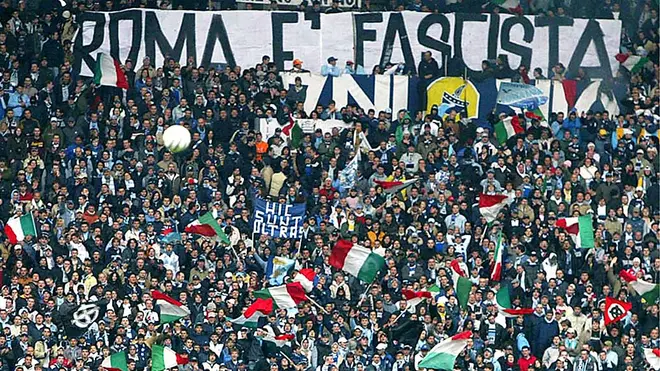 20050411 - ROMA - SPR - CALCIO: CORI FASCISTI; MACCABI, VOGLIAMO SQUALIFICA CAMPO LAZIO. Una combo, realizzata con quattro immagini di archivio, mostra alcuni striscioni esposti dai tifosi laziali in Curva Nord durante la partita Lazio-Livorno, ieri allo stadio "Olimpico" di Roma. MAURIZIO BRAMBATTI - ANSA - KRZ