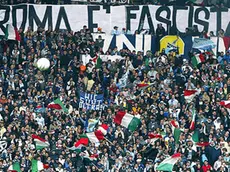 20050411 - ROMA - SPR - CALCIO: CORI FASCISTI; MACCABI, VOGLIAMO SQUALIFICA CAMPO LAZIO. Una combo, realizzata con quattro immagini di archivio, mostra alcuni striscioni esposti dai tifosi laziali in Curva Nord durante la partita Lazio-Livorno, ieri allo stadio "Olimpico" di Roma. MAURIZIO BRAMBATTI - ANSA - KRZ