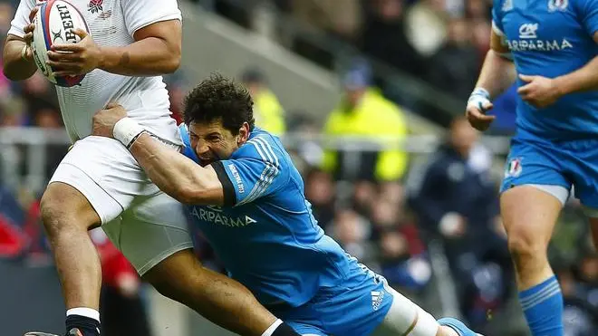 epa03618184 Mako Vunipola (L) of England in action against Alessandro Zanni (C) of Italy during their Six Nations Rugby Union match between England and Italy at Twickenham Stadium in London, Britain, 10 March 2013. EPA/KERIM OKTEN