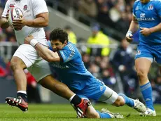 epa03618184 Mako Vunipola (L) of England in action against Alessandro Zanni (C) of Italy during their Six Nations Rugby Union match between England and Italy at Twickenham Stadium in London, Britain, 10 March 2013. EPA/KERIM OKTEN