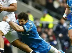 epa03618184 Mako Vunipola (L) of England in action against Alessandro Zanni (C) of Italy during their Six Nations Rugby Union match between England and Italy at Twickenham Stadium in London, Britain, 10 March 2013. EPA/KERIM OKTEN