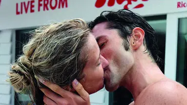 Manuel Del Linz e Lucilla Galanti vincitori della nona edizione di 'Ike', l'International kiss event, durante la gara di bacio sott'acqua organizzata da Aquafan a Riccione, oggi 7 agosto 2011. Lui udinese di 29 anni, ricercatore all'Universita' di Bologna, ex campione di nuoto (ha vinto anche competizioni nazionali nello stile delfino), praticante in uno studio notarile, lei studentessa di 24 anni, originaria di Faenza (Ravenna). Si sono conosciuti alluniversità, grazie a una lezione tenuta da lui, e da allora non si sono piu' lasciati. La coppia ha fermato le lancette a un minuto e 14 secondi, tempo inferiore a quelli fatti registrare dall'ex campione Fidel Rios, peruviano ma da molti anni residente in Emilia, ma comunque significativo. ansa/ uff. st. aquafan riccione