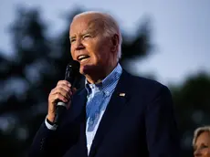 epa11458251 US President Joe Biden speaks during a Fourth of July celebration on the South Lawn of the White House in Washington, DC, USA, 04 July 2024. Biden's reelection campaign limped into the US Independence Day holiday, exhausted by a week of the incumbent clawing to maintain his hold on his party's nomination. EPA/TIERNEY L. CROSS / POOL