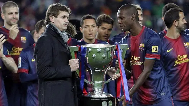 epa04179928 A file picture dated 19 May 2013 shows former FC Barcelona head coach Tito Vilanova (L) and French defender Eric Abidal (R) with the Primera Division's League winner trophy 2012/2013 after a match against Real Valladolid at Camp Nou, Barcelona, Catalonia, Spain. Tito Vilanova has died on 25 April 2014 due to cancer of the parotid gland. EPA/ALBERT OLIVE