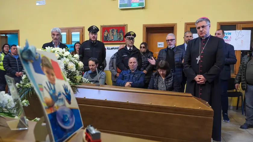Corrado Lorefice, arcivescovo di Palermo, recita il Padre Nostro accanto ai Parenti di Antonella Salamone, il Fratello Calogero il padre Angelo e la mamma Rosalia, alla camera ardente nella sede del consiglio comunale per i due fratelli uccisi ad Altavilla Milicia, 19 febbraio 2024. ANSA/ IGOR PETYX