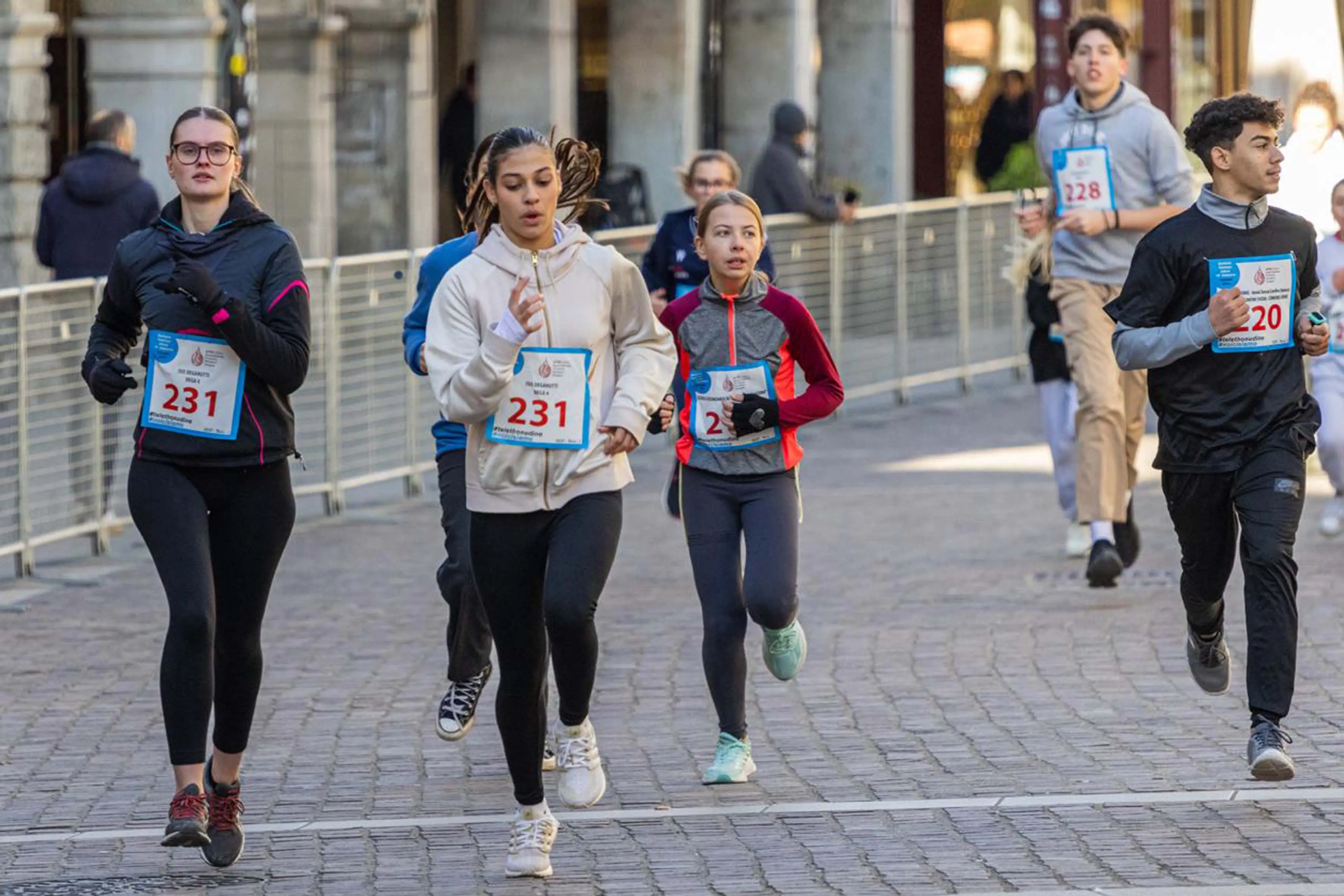 La 26esima edizione della Staffetta Telethon ha visto Udine animata da 870 squadre, per un totale di oltre 22mila partecipanti, tra cui 1.500 studenti. L'evento, che si è svolto dal 30 novembre al 1 dicembre, ha battuto un nuovo record di solidarietà, con la speranza di superare i 320mila euro di donazioni per la ricerca sulle malattie genetiche rare. Molti sportivi, tra cui il campione paralimpico Antonio Fantin, hanno preso parte all'iniziativa, insieme a tanti altri volontari e partecipanti, che hanno corso su un percorso di 1.920 metri nel cuore della città. Un grande successo, che ha coinvolto anche diverse associazioni e realtà locali. Foto Petrussi