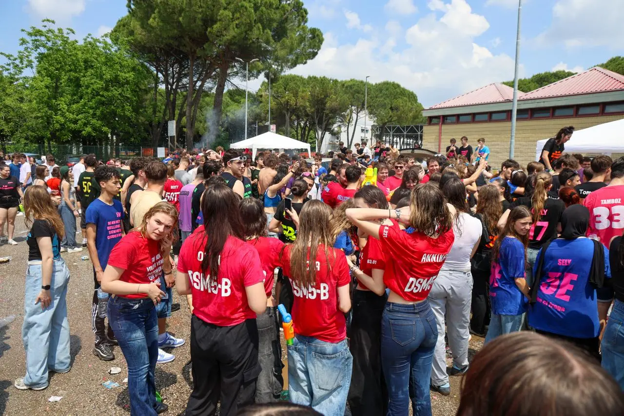 Una tradizione oramai consolidata a Udine: gli studenti, al termine delle lezioni, decidono di "rinfrescarsi" con bottiglie d'acqua e gavettoni (Foto Petrussi)