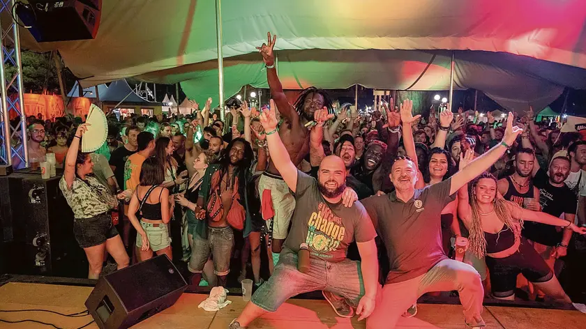 Michele Poletto in Spagna durante un concerto al festival Rototom (foto Luca D'Agostino)