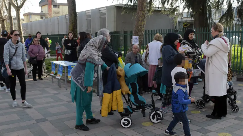 Uscita degli alunni della scuola primaria dell’Istituto Comprensivo Iqbal Masih che rimarrà chiusa il 10 aprile per la festa di fine Ramadan vista l’elevata presenza di ragazzi di fede islamica a Pioltello. 18 Marzo 2024. ANSA/ANDREA CANALI