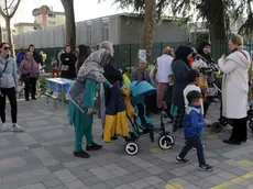 Uscita degli alunni della scuola primaria dell’Istituto Comprensivo Iqbal Masih che rimarrà chiusa il 10 aprile per la festa di fine Ramadan vista l’elevata presenza di ragazzi di fede islamica a Pioltello. 18 Marzo 2024. ANSA/ANDREA CANALI