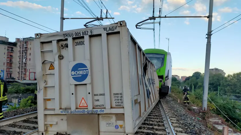 Un treno è uscito dai binari questa mattina, a Milano. L'incidente, che ha coinvolto un treno merci e un treno passeggeri, è avvenuto poco dopo le 6.30 in via Pallanza, non lontano dallo scaldo FS di Greco. Si registra un ferito, 13 settembre 2024 ANSA / Trenord ANSA PROVIDES ACCESS TO THIS HANDOUT PHOTO TO BE USED SOLELY TO ILLUSTRATE NEWS REPORTING OR COMMENTARY ON THE FACTS OR EVENTS DEPICTED IN THIS IMAGE; NO ARCHIVING; NO LICENSING NPK