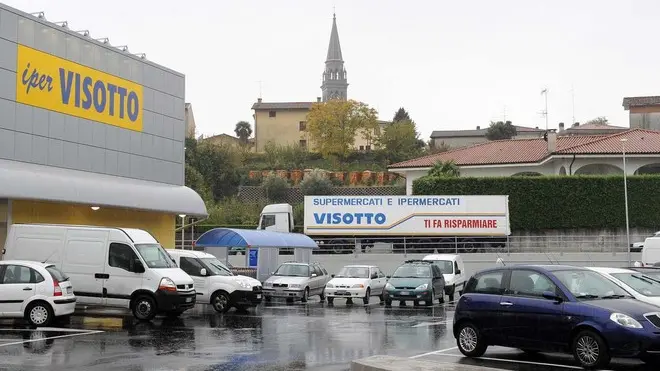 Buja Nuovo supermercato Visotto. Telefoto Copyright Foto PFP / Petrussi