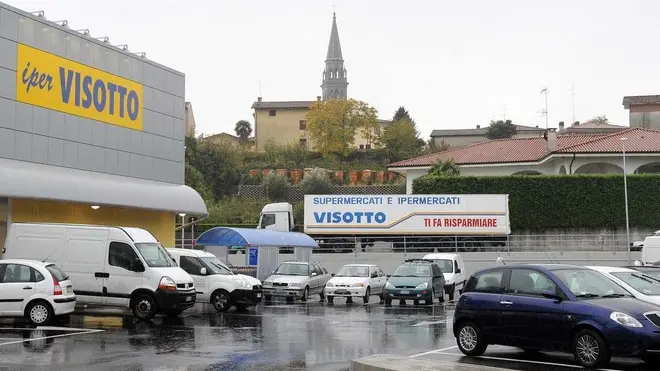 Buja Nuovo supermercato Visotto. Telefoto Copyright Foto PFP / Petrussi