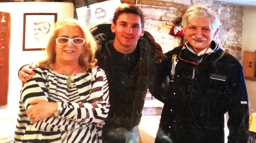 Leo Messi con gli ex titolari del Porca l’Oca