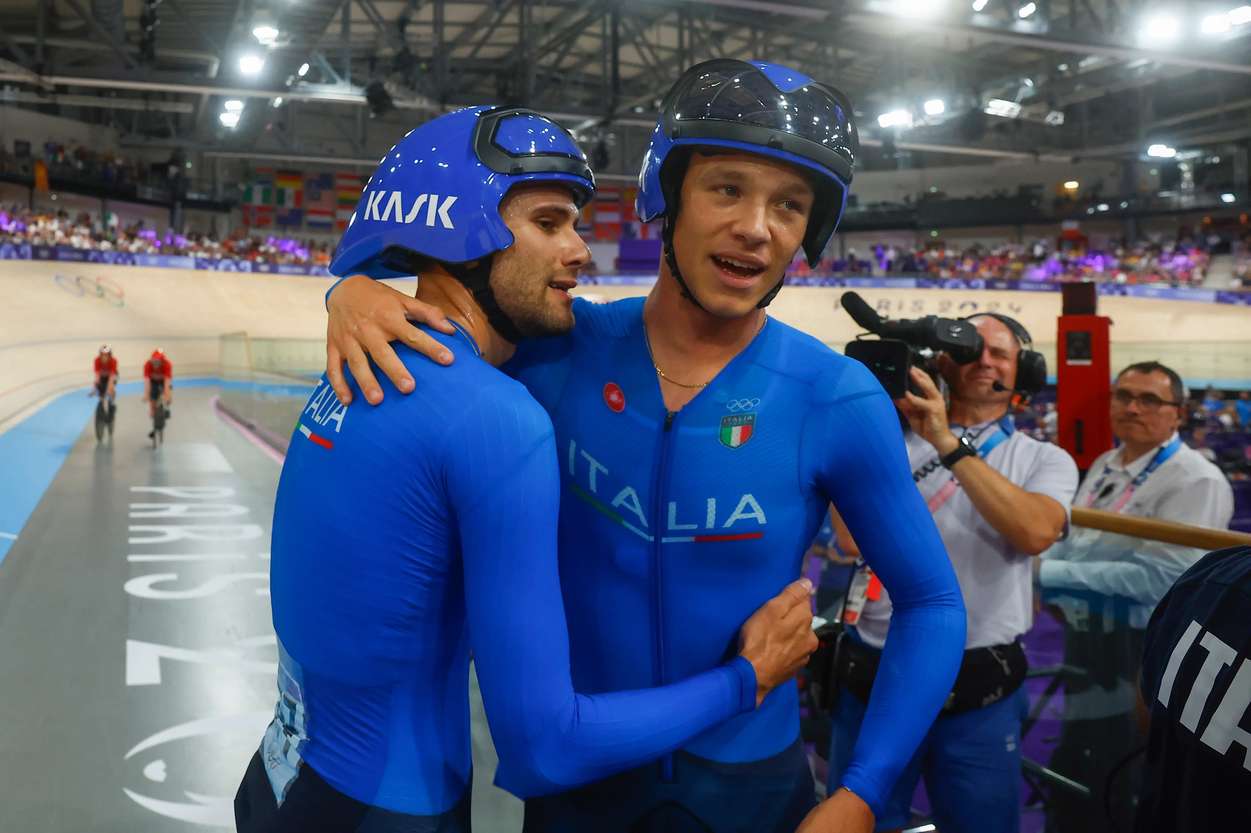 Filippo Ganna, a sinistra, abbraccia il friulano Jonathan Milan a fine gara (foto Petrussi / Bettini)
