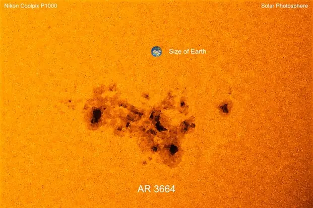 La macchia solare AR3664, confrontata con le dimensioni della Terra (fonte: Mauto Messerotti, Università di Trieste)