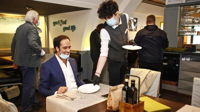 Reopening barbershops, restaurants, hairdressers and bars in Bolzano during the Phase 2 of the Covid-19 emergency, Bolzano, Italy, 11 May 2020. ANSA / Lorenzo Zambello