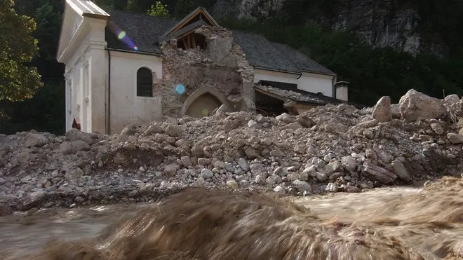 ANTEPRIMA UG0VIZZA (UD) 30 agosto 2003. MALTEMPO IN CARNIA. Danni ad UGOVIZZA colpita da una frana la notte scorsa. TELEFOTO COPYRIGHT FOTO AGENCY ANTEPRIMA www anteprimafoto.it