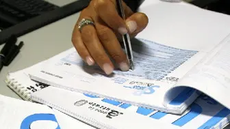 FISCO: AG.ENTRATE, EVASIONE SUPERA 270 MLD L'ANNO - Una donna compila i moduli la dichiarazione dei redditi . L'evasione fiscale in Italia ha superato i 270 miliardi di euro, in pratica il 19,2% del pil. A misurare l'entita' della ricchezza che non viene nascosta al fisco e' stato l'Ufficio Studi dell'Agenzia delle Entrate che e' risalito all'ammontare evaso elaborando i dati Iva del 2004: rispetto agli 818.403 milioni di base imponibile effettiva vengono pagate imposte solo su 548.301 milioni. All'appello mancano 270.101 milioni di euro. ANSA / ARCHIVIO /JI