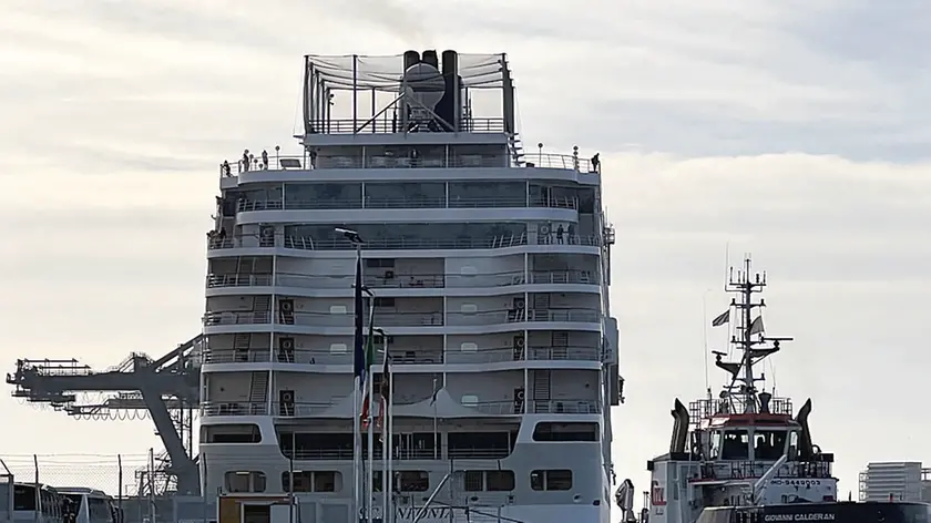 Una nave da crociera alla banchina di Porto Marghera