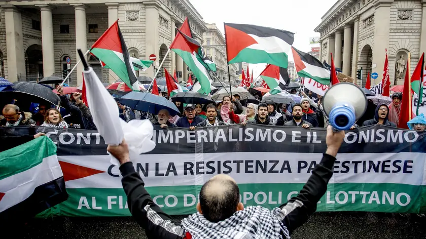 La manifestazione “Lavoratori del mondo uniamoci in corteo contro il genocidio in Palestina” a Milano, 1 maggio 2024. ANSA/MOURAD BALTI TOUATI