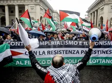 La manifestazione “Lavoratori del mondo uniamoci in corteo contro il genocidio in Palestina” a Milano, 1 maggio 2024. ANSA/MOURAD BALTI TOUATI