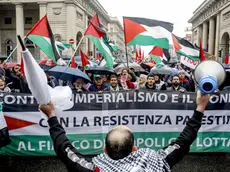 La manifestazione “Lavoratori del mondo uniamoci in corteo contro il genocidio in Palestina” a Milano, 1 maggio 2024. ANSA/MOURAD BALTI TOUATI