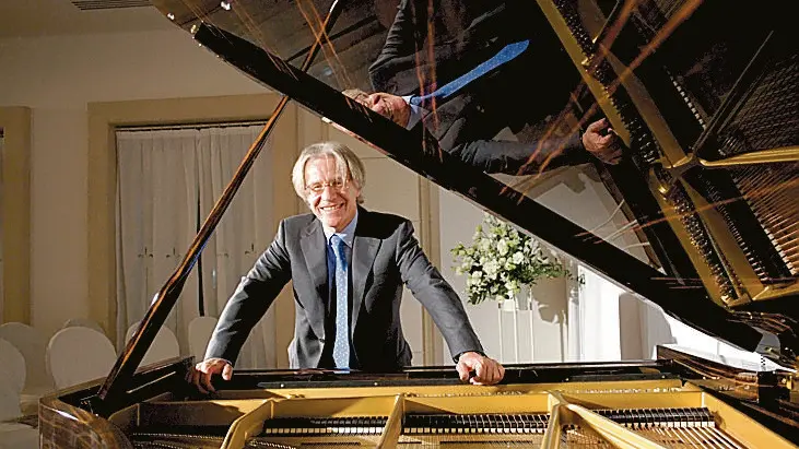 Paolo Fazioli davanti ad un suo pianoforte