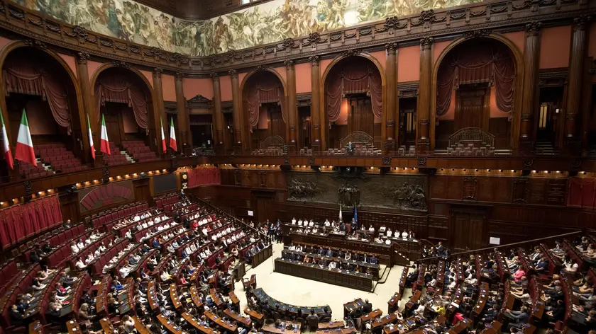 Il presidente della Camera, Roberto Fico e la presidente del Senato Maria Elisabetta Alberti Casellati, durante la cerimonia conclusiva dell'edizione 2018 dell'iniziativa "Dalle aule parlamentari alle aule di scuola. Lezioni di Costituzione" presso l'aula di Palazzo Montecitorio a Roma, 2 giugno 2018. ANSA/CLAUDIO PERI
