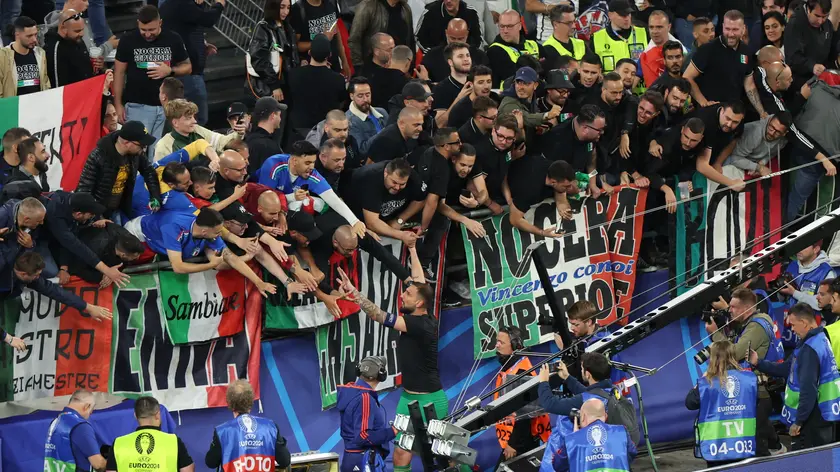 epa11413866 Goalkeeper Gianluigi Donnarumma of Italy celebrates with supporters after winning the UEFA EURO 2024 group B soccer match between Italy and Albania, in Dortmund, Germany, 15 June 2024. EPA/GEORGI LICOVSKI