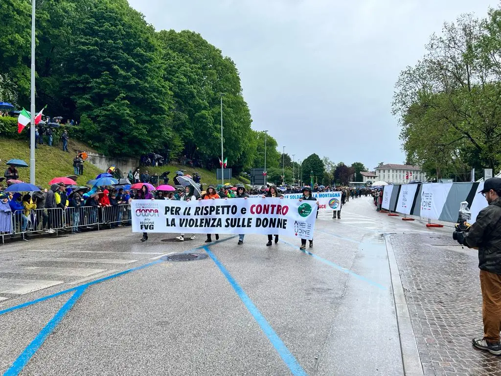Tantissima emozione per la sfilata degli alpini: marciano 70 mila penne nere. Presente anche il presidente del consiglio, Giorgia Meloni, che ha indossato il cappello da alpino. Ad aprire il corteo lo striscione dell'Adunata (Alpini, la più bella famiglia) seguiti dalla Fanfara della Julia e dal gonfalone di Udine. Dopo in marcia le portatrici carniche, uno striscione dedicato a Cainero e il labaro con il ministro della Difesa Crosetto (Foto Petrussi, Seu, Cescon)
