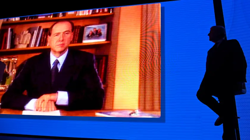 Antonio Tajani, ministro degli Esteri, accanto a un'immagine di Silvio Berlusconi durante l'evento per i 30 anni di Forza Italia, Roma, 26 gennaio 2024. ANSA/RICCARDO ANTIMIANI