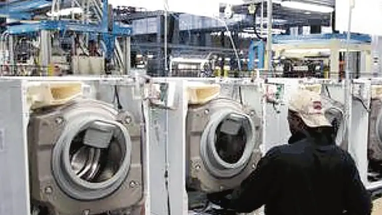 Una veduta interna dello stabilimento Electrolux di Porcia (Pordenone), in una immagine di repertorio..ANSA/ALBERTO LANCIA