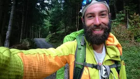 (ANSA) - TRIESTE, 24 AGO - Arriverà domani a Muggia (Trieste) il primo escursionista che ha completato, a piedi, il "Sentiero Italia" del Cai (Club Alpino Italiano), che attraversa tutta la penisola con un percorso di 6.166 chilometri e 430.000 metri di dislivello positivo e altrettanto negativo. Si tratta di Lorenzo Franco Santin, 27 anni, di Azzano Decimo (Pordenone), socio del CAI di Pordenone, partito il 30 marzo scorso da Santa Teresa di Gallura (Oristano). Il suo arrivo è previsto al cippo in arenaria all'imbocco del porticciolo di San Bartolomeo a Muggia, uno dei due punti ufficiali di inizio/fine del "Sentiero Italia".