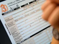 Il modello 730 per la denuncia dei redditi. ANSA/FRANCO SILVI