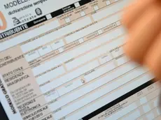 Il modello 730 per la denuncia dei redditi. ANSA/FRANCO SILVI