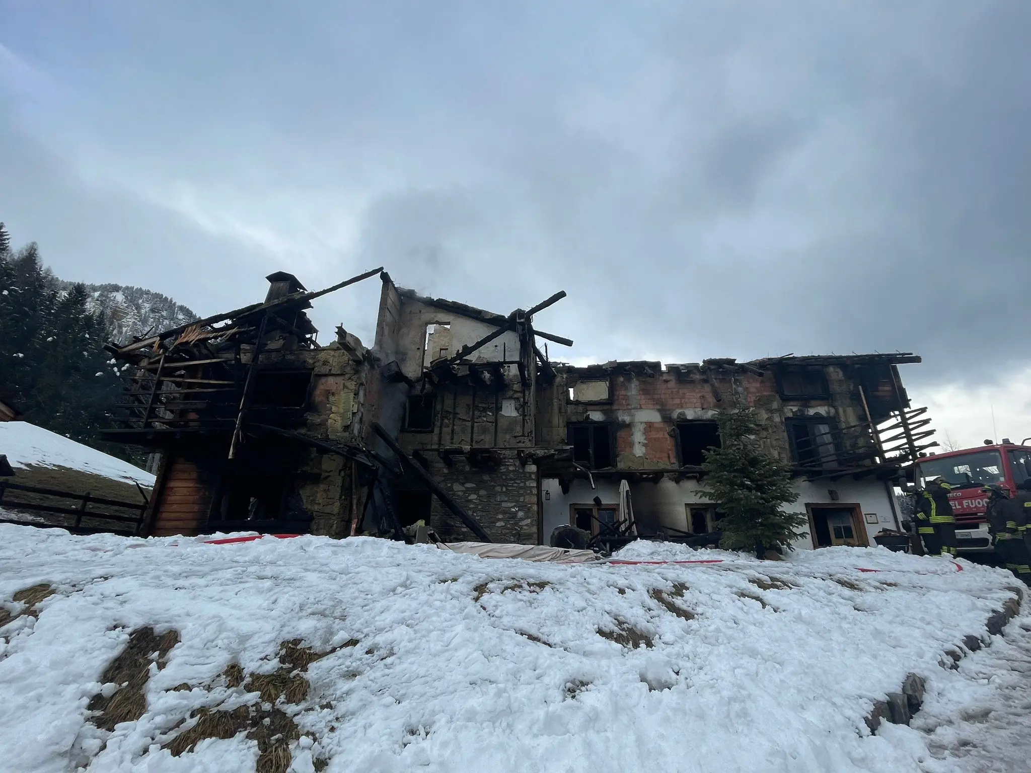 Un grosso incendio divampato poco prima delle 23 di lunedì 23 gennaio, a Sauris, ha completamente distrutto l'albergo Borgo Eibn Mountain Lodge in località Ander Eibn, a Sauris. La struttura alberghiera, di recente costruzione, è stata letteralmente ridotta a un cumulo di macerie fumanti. A dare l'allarme per primo è stato il sindaco, Ermes Petris.