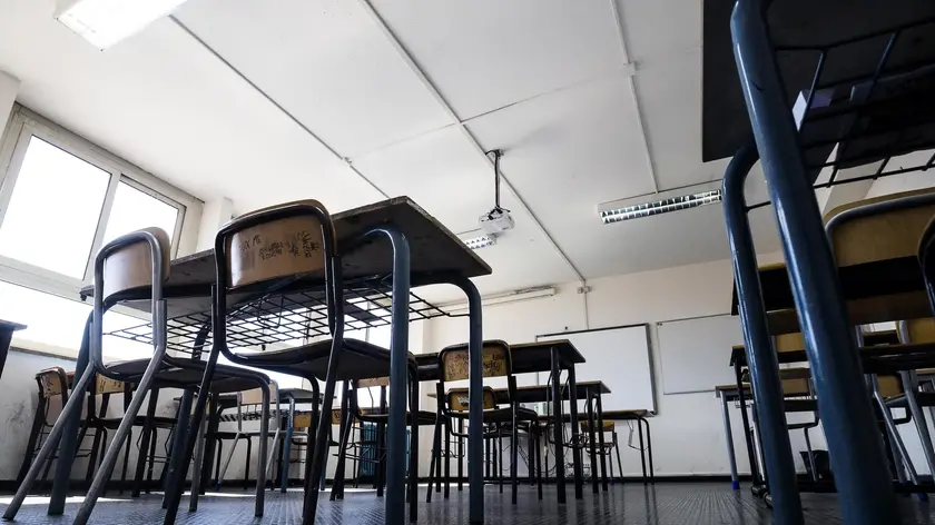 Un'aula di scuola vuota in una foto di repertorio