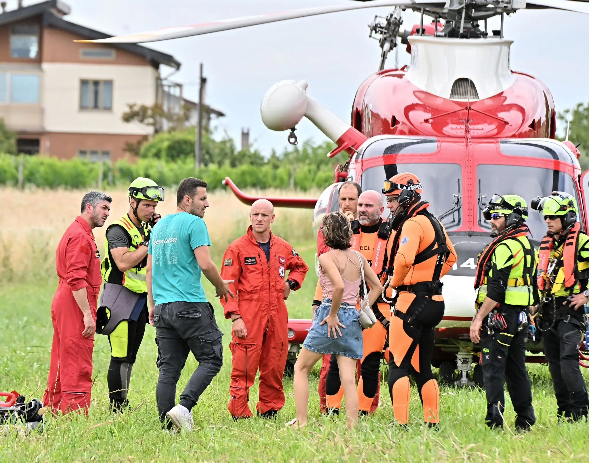 Il corpo di Cristian Molnar, di 25 anni, come hanno riferito i vigili del fuoco, è stato trovato in una pozza, in un luogo non lontano dai punti in cui erano state trovate le due ragazze, Patrizia Cormos, di 20 anni, e Bianca Doros, di 23. I tre ragazzi erano andati sul greto del Natisone per scattare alcune foto il 31 maggio scorso quando, a causa delle intense precipitazioni dei giorni precedenti, il livello delle acque del Natisone è rapidamente salito. Fino a quando i ragazzi, stretti in un abbraccio, non sono stati travolti. Da allora non si sono mai interrotte le ricerche e dapprima sono stati trovati i corpi delle due ragazze, e soltanto oggi quello del giovane romeno, residente in Austria. Con modalità e con numero di soccorritori e di corpi e mezzi impegnati, le ricerche erano in corso anche questa mattina. L'abbassamento del livello delle acque di questi ultimi giorni ha consentito il ritrovamento (Foto Petrussi)