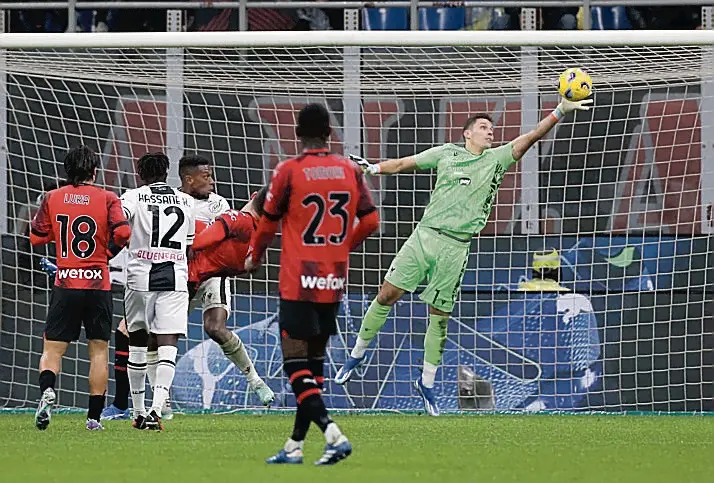 La grande parata di Silvestri sulla conclusione di Giroud in Milan-Udinese (foto Petrussi)