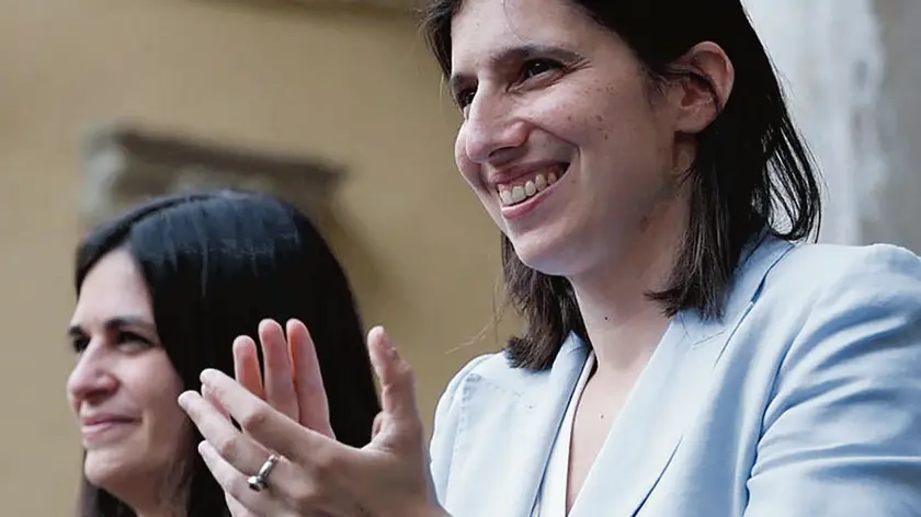La segretaria del Pd, Elly Schlein, in una tappa del suo tour elettorale: venerdì 24 maggio sarà a Verona