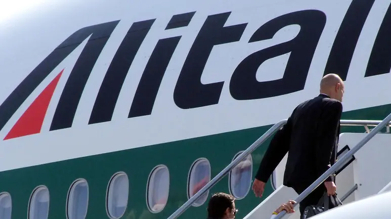 Assistenti di volo e piloti Alitalia si imbarcano su un aereo in partenza dall'aeroporto di Fiumicino in una foto d'archivio. ANSA / TELENEWS