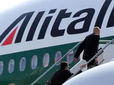 Assistenti di volo e piloti Alitalia si imbarcano su un aereo in partenza dall'aeroporto di Fiumicino in una foto d'archivio. ANSA / TELENEWS