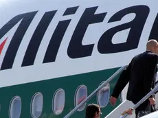 Assistenti di volo e piloti Alitalia si imbarcano su un aereo in partenza dall'aeroporto di Fiumicino in una foto d'archivio. ANSA / TELENEWS