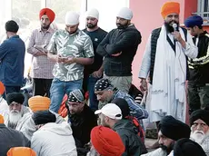 Il presidio pacifico al centro di preghiera sikh in viale del Mobile a Pasiano (foto Ambrosio / Petrussi)