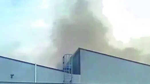 La colonna di fumo sopra l’azienda Zincol a San Vito al Tagliamento