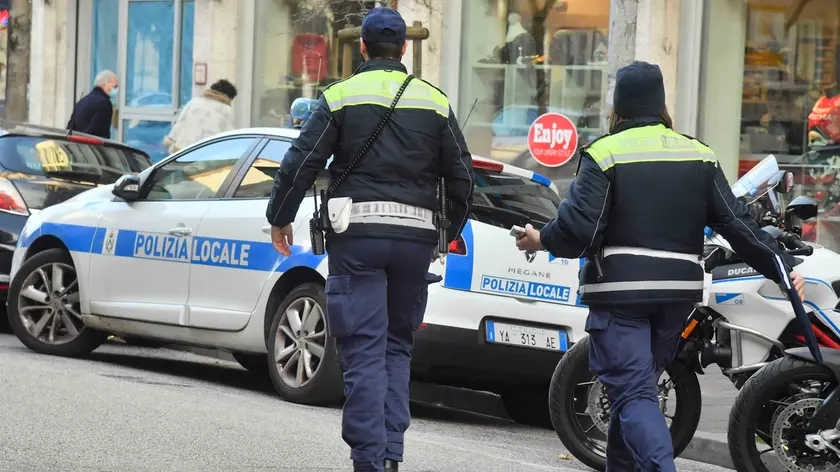 Udine 17 dicembre 2020 Controlli polizia locale in via roma ©Foto Petrussi