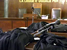 20060717 - ROMA -CRO- AVVOCATI, SENZA DIALOGO SCIOPERO SINO AL 25 LUGLIO- Una immagine di archivio, datata 30 settembre 2002, mostra alcune toghe di avvocati al Palazzo di Giustizia di Milano. ..DANIEL DAL ZENNARO/ARCHIVIO - ANSA - PAT