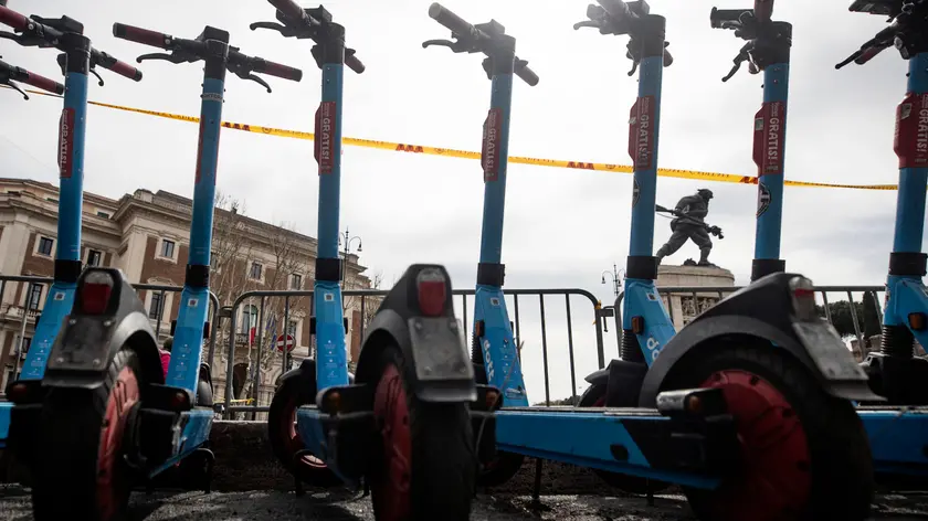 Un momento della manifestazione di protesta con i monopattini, degli operatori della sharing mobility contro il DDL Sicurezza Stradale, presso il Ministero delle Infrastrutture e dei Trasporti, Roma, 25 marzo 2024. ANSA/ANGELO CARCONI