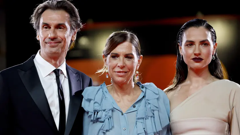 Italian director Francesca Comencini (C) with Italian actors Fabrizio Gifuni (L)and Romana Maggiora Vergano (R) arrive for the premiere of 'Il Tempo che ci vuole' (The time it takes) during the 81st Venice Film Festival in Venice, Italy, 06 September 2024. The movie is presented out of competition at the festival running from 28 August to 07 September 2024. ANSA/FABIO FRUSTACI